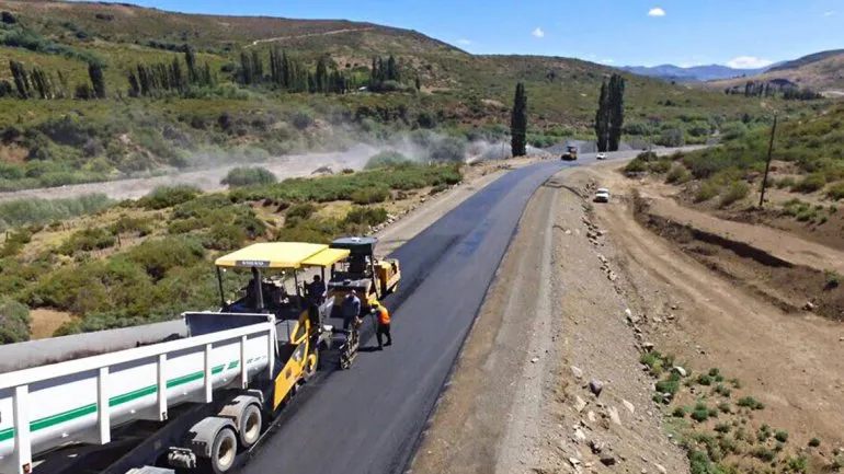 maquinarias-vialidad-provincial-trabajando-la-ruta-43-1