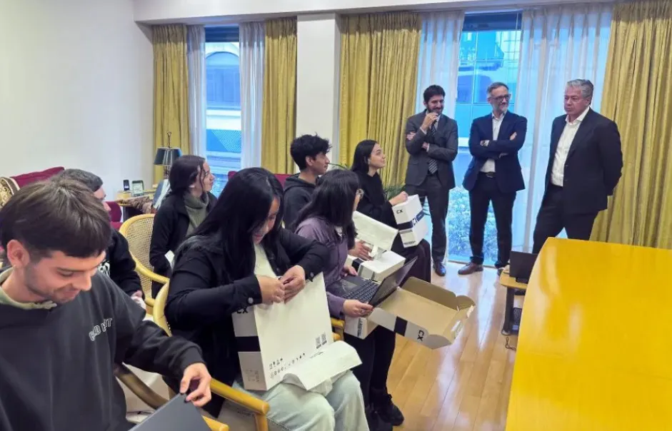 rolando figueroa entrega de notebooks