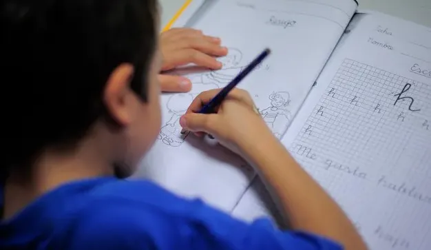 niño tarea mano