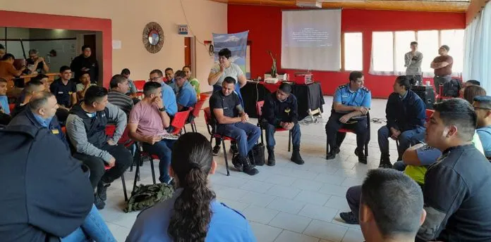 WEB-La-policia-turistica-se-capacito-en-la-region-sur-neuquina-2-696x344